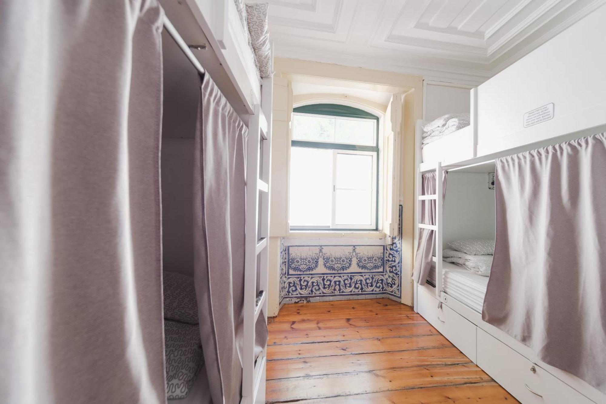 Cama económica en habitación compartida con 8 camas