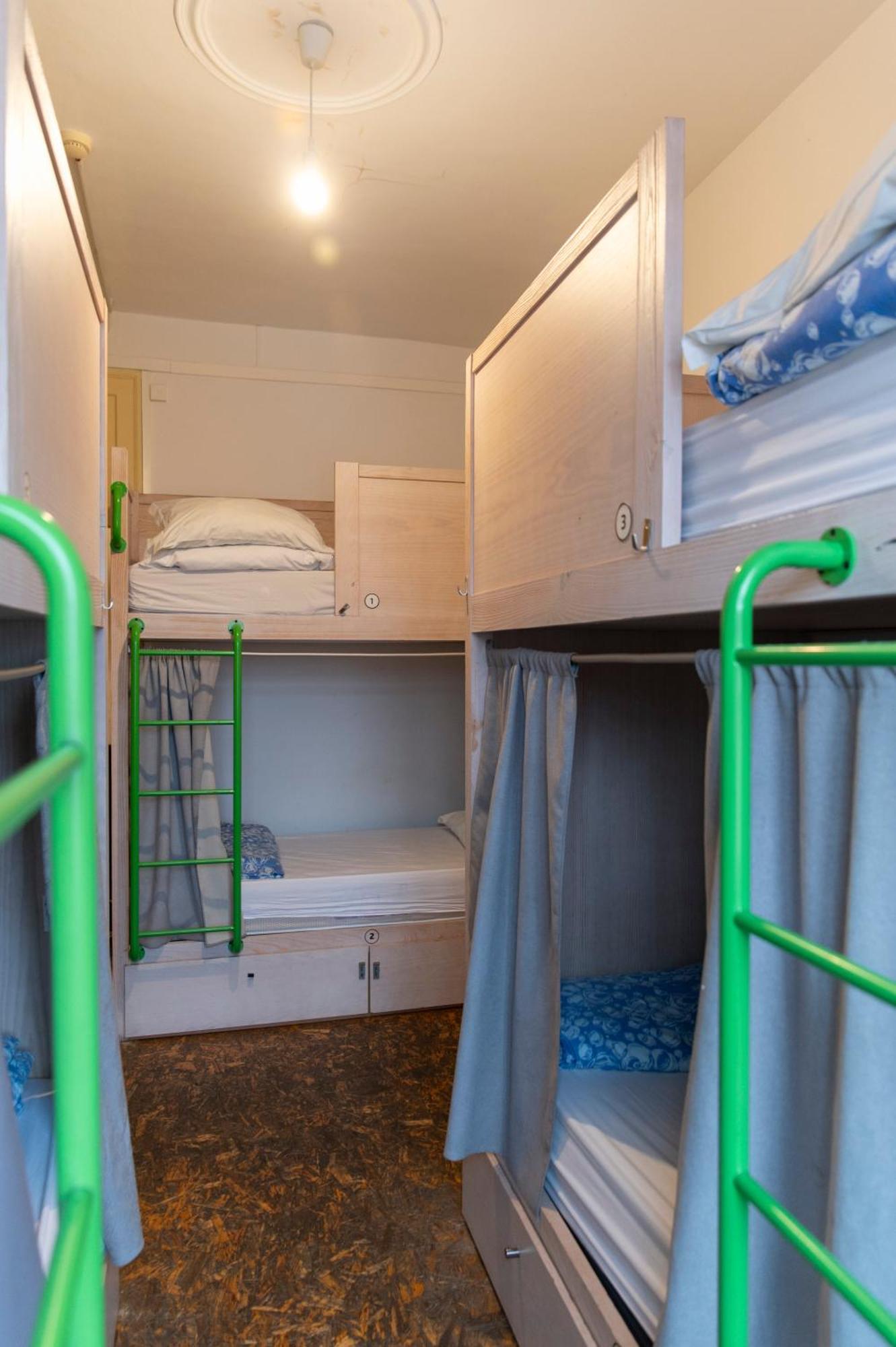 Cama en habitación compartida mixta con 6 camas y baño